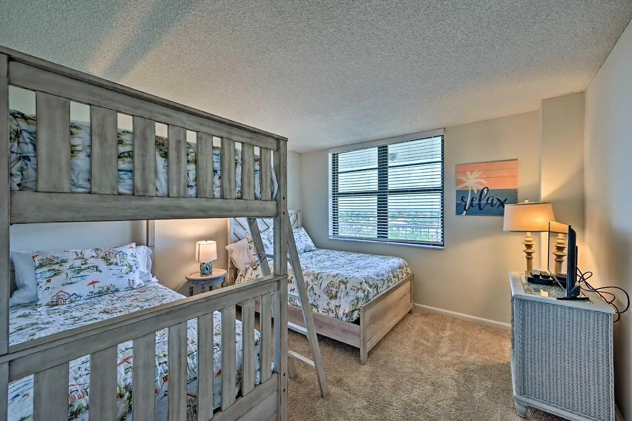 With Balcony And Stunning Ocean Views! Apartment