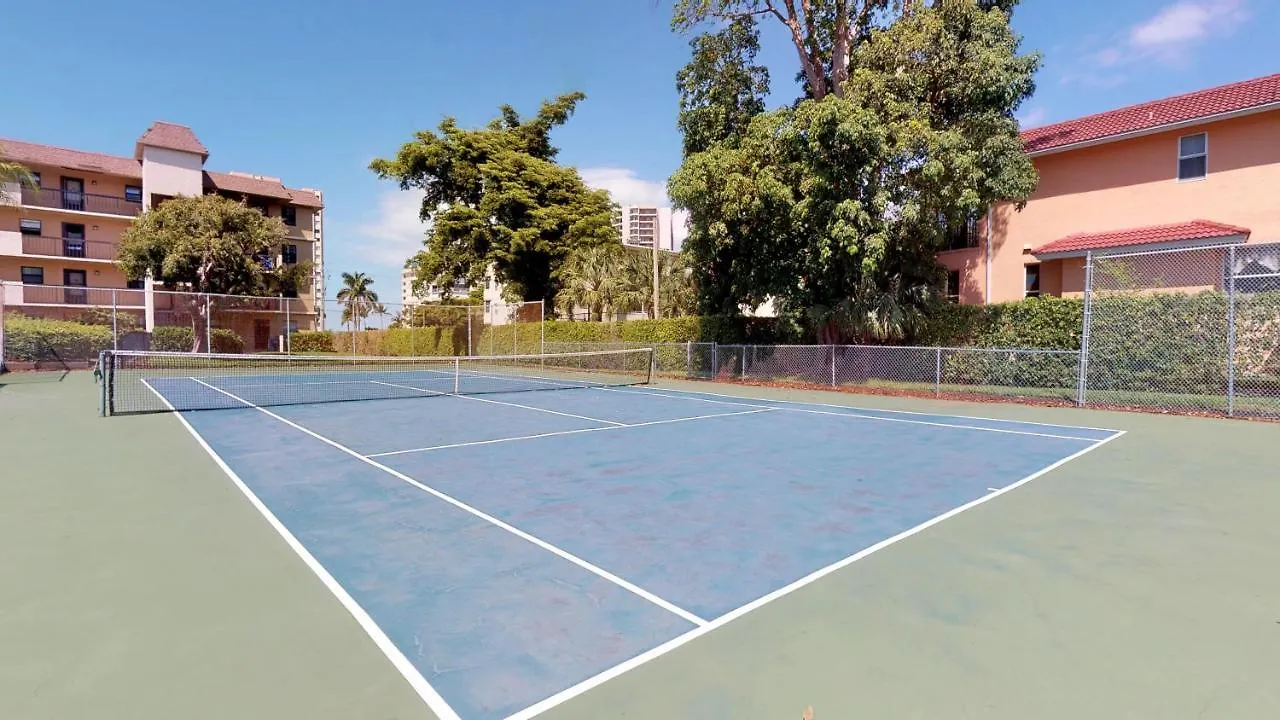 Holiday home Pristine 2 Bed Condo, Steps From Free Access
