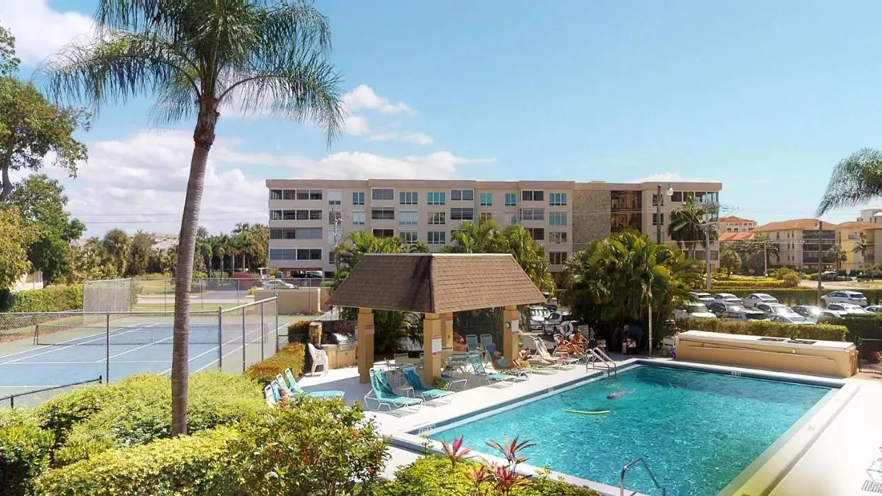 Pristine 2 Bed Condo, Steps From Free Access * Marco Island
