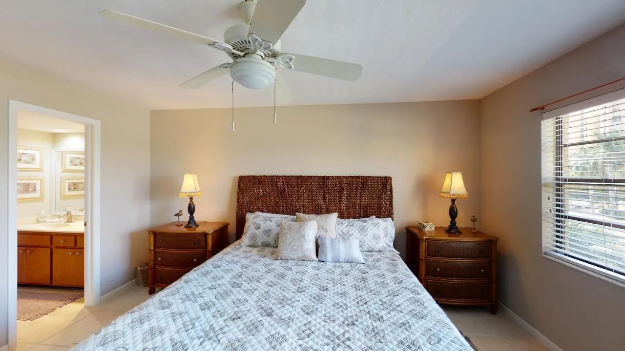 Holiday home Pristine 2 Bed Condo, Steps From Free Access *