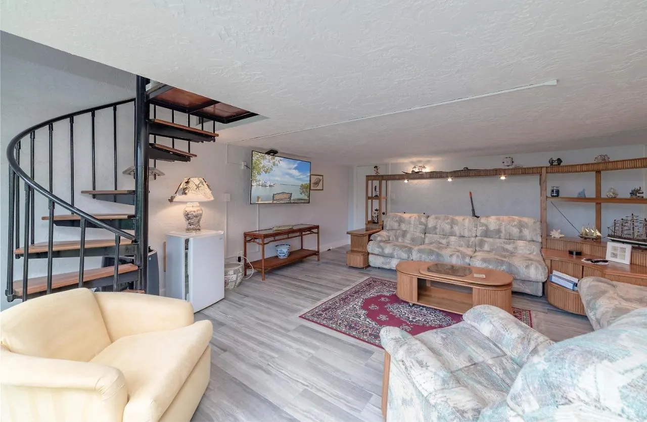 Renovated 2 Story 2 Bed 2 Bath Unit With On-site Dolphin Tiki * Marco Island