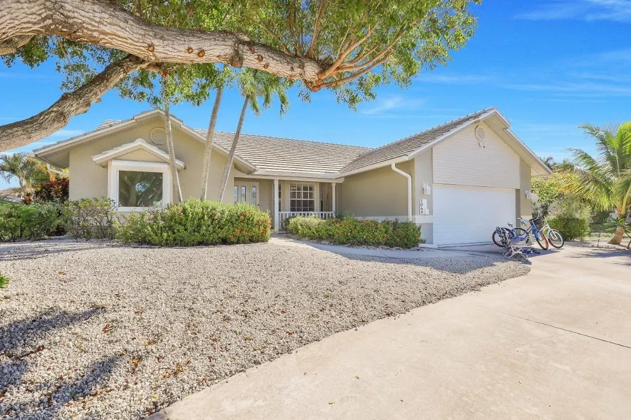 1069 Ruppert Road Holiday home *