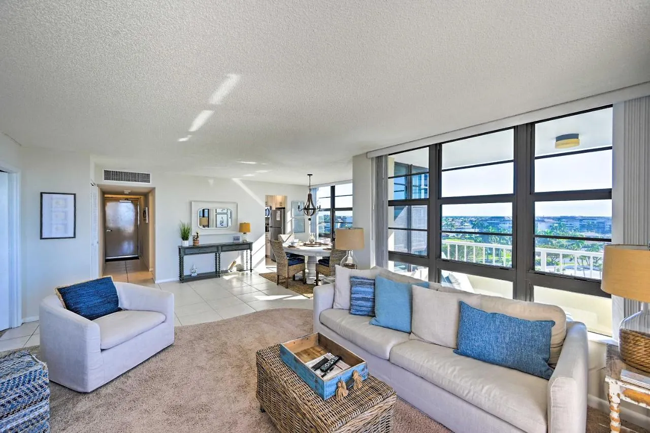 With Balcony And Stunning Ocean Views! Apartment