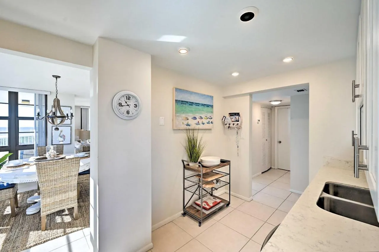 With Balcony And Stunning Ocean Views! Apartment *