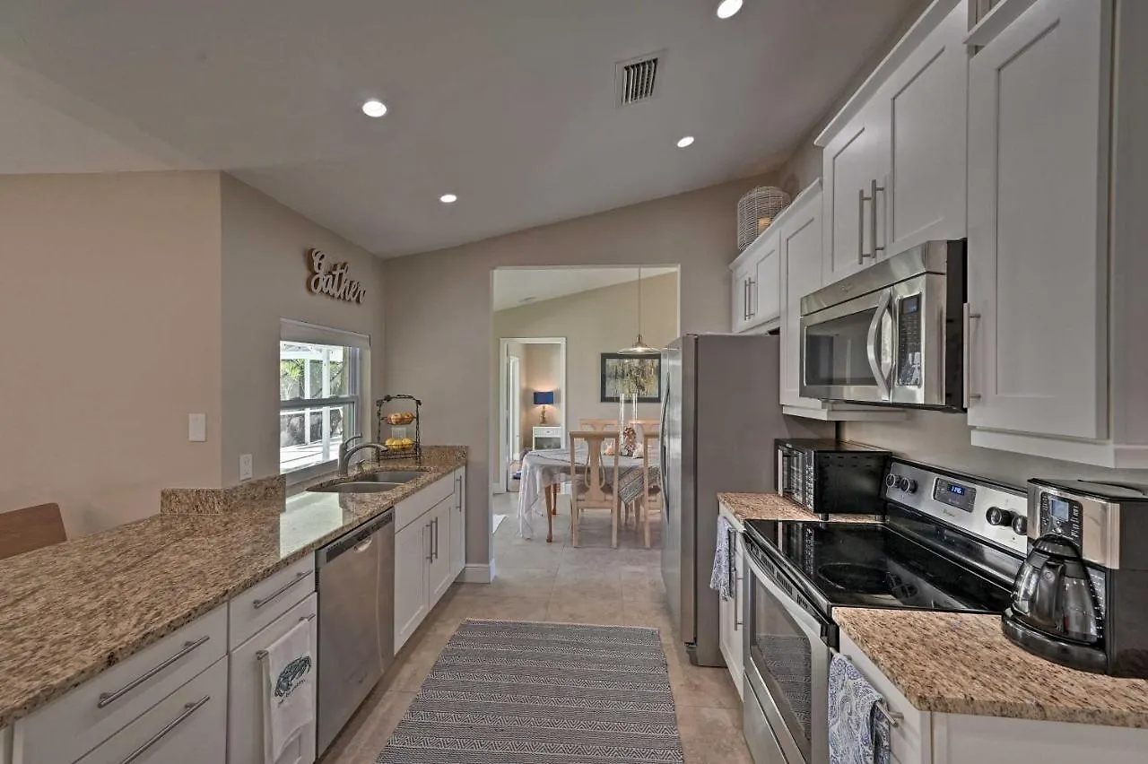 Sunny Oasis Less Than 2 Miles To Beach! Holiday home Marco Island