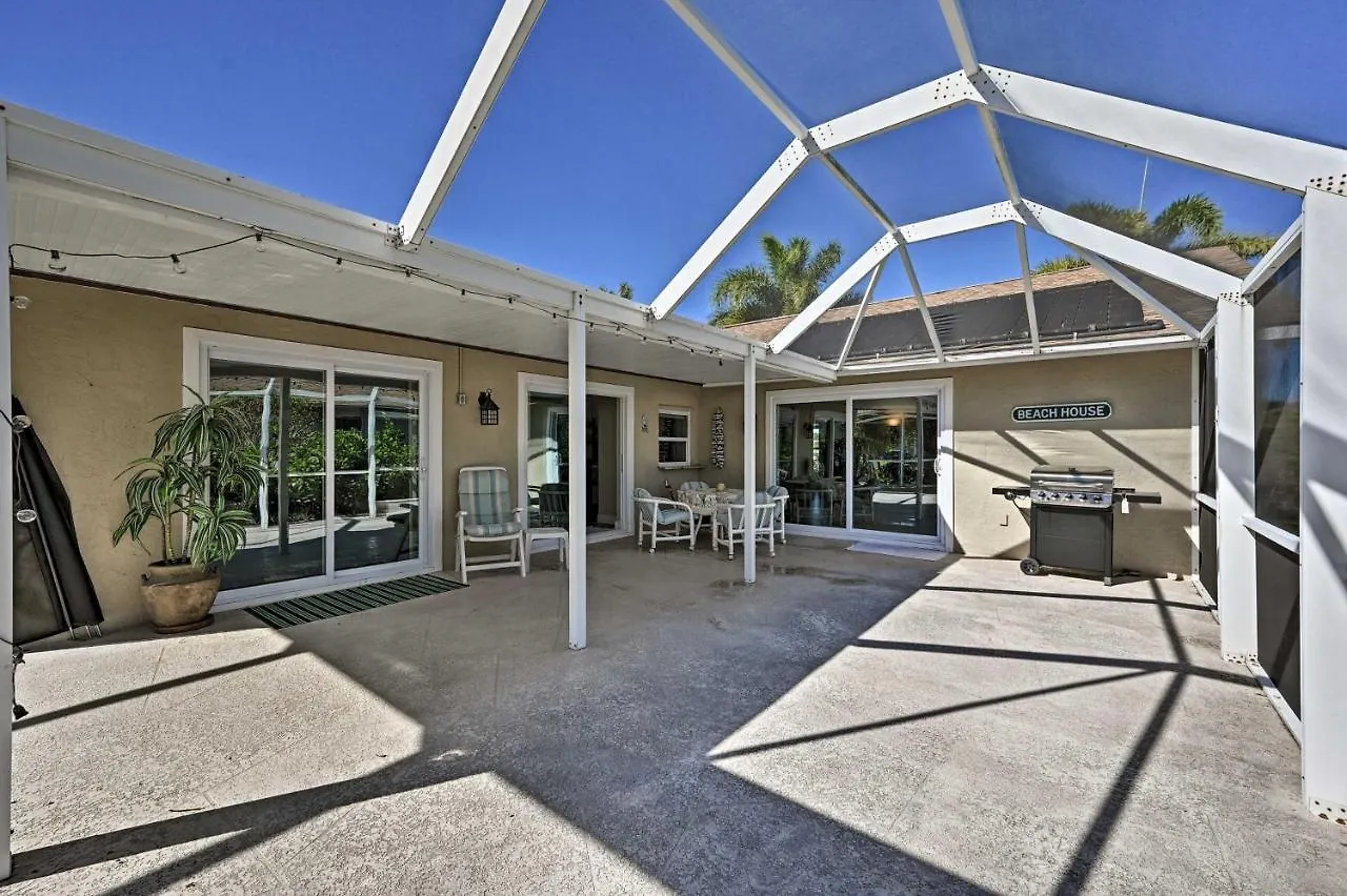 Sunny Oasis Less Than 2 Miles To Beach! Holiday home