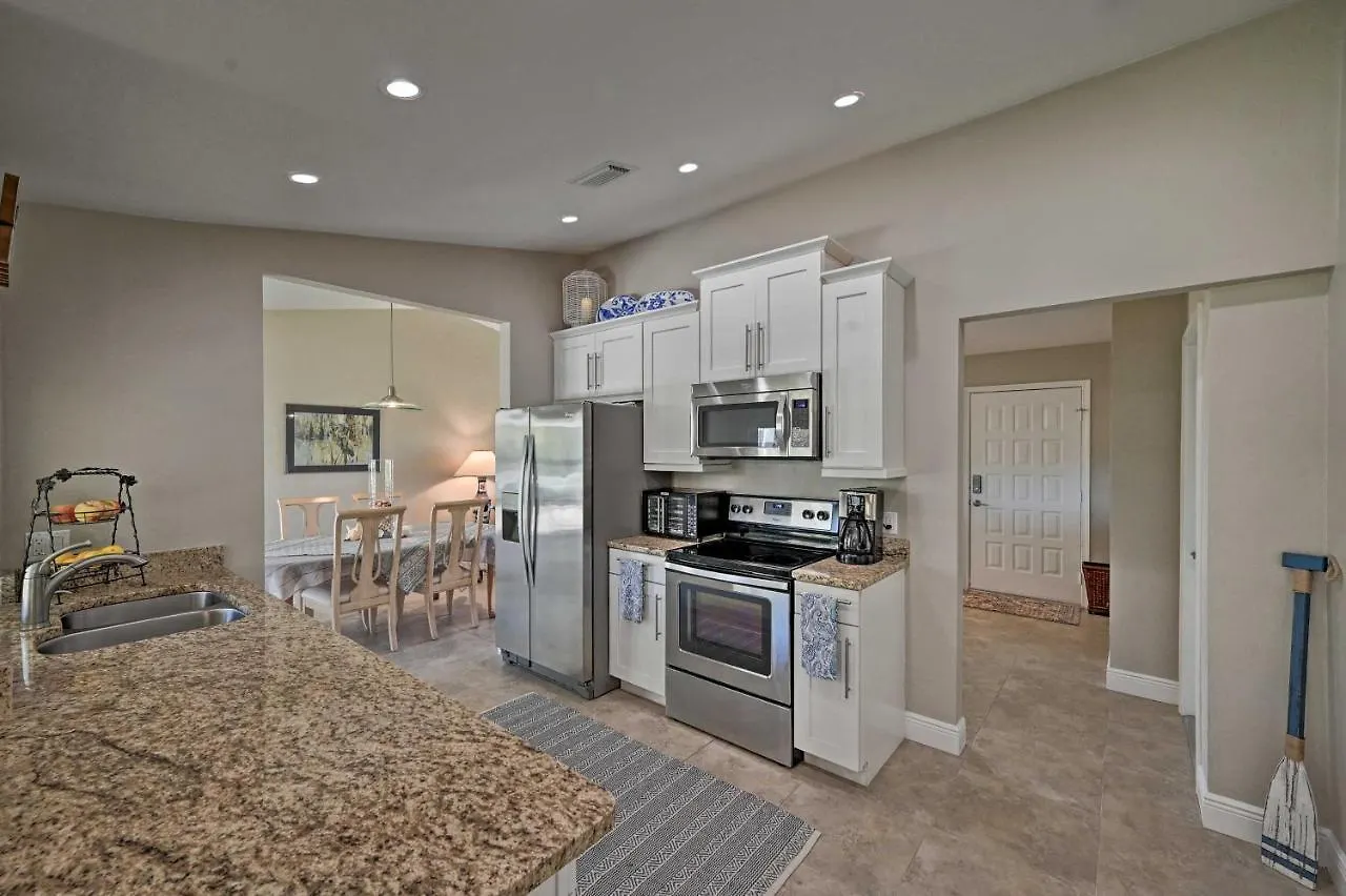 Sunny Oasis Less Than 2 Miles To Beach! *