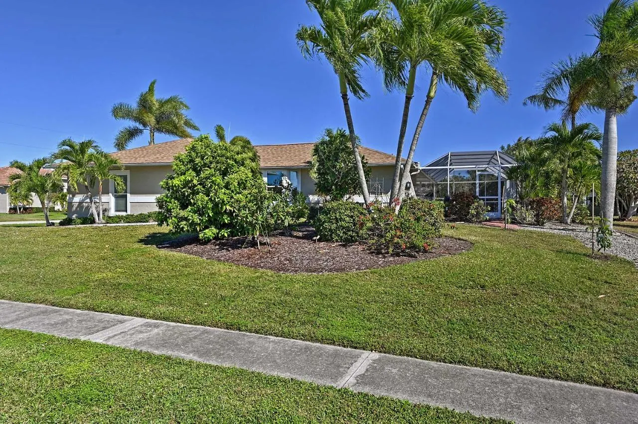 Sunny Oasis Less Than 2 Miles To Beach! Holiday home