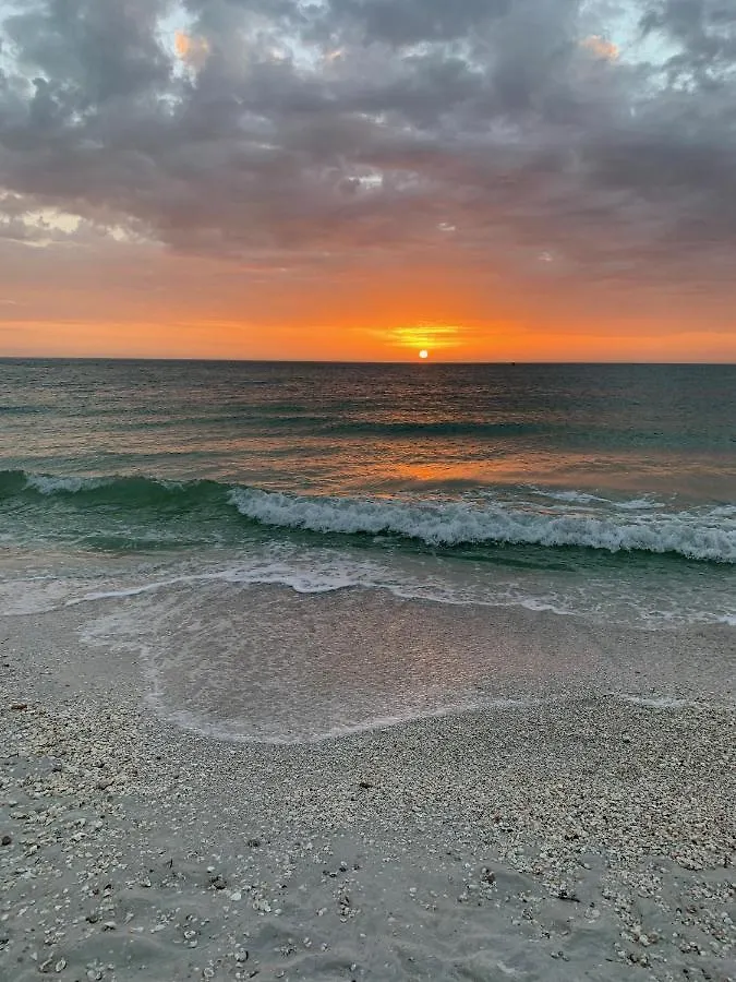 2 Bed South End Beachfront At Popular Seawinds * Marco Island