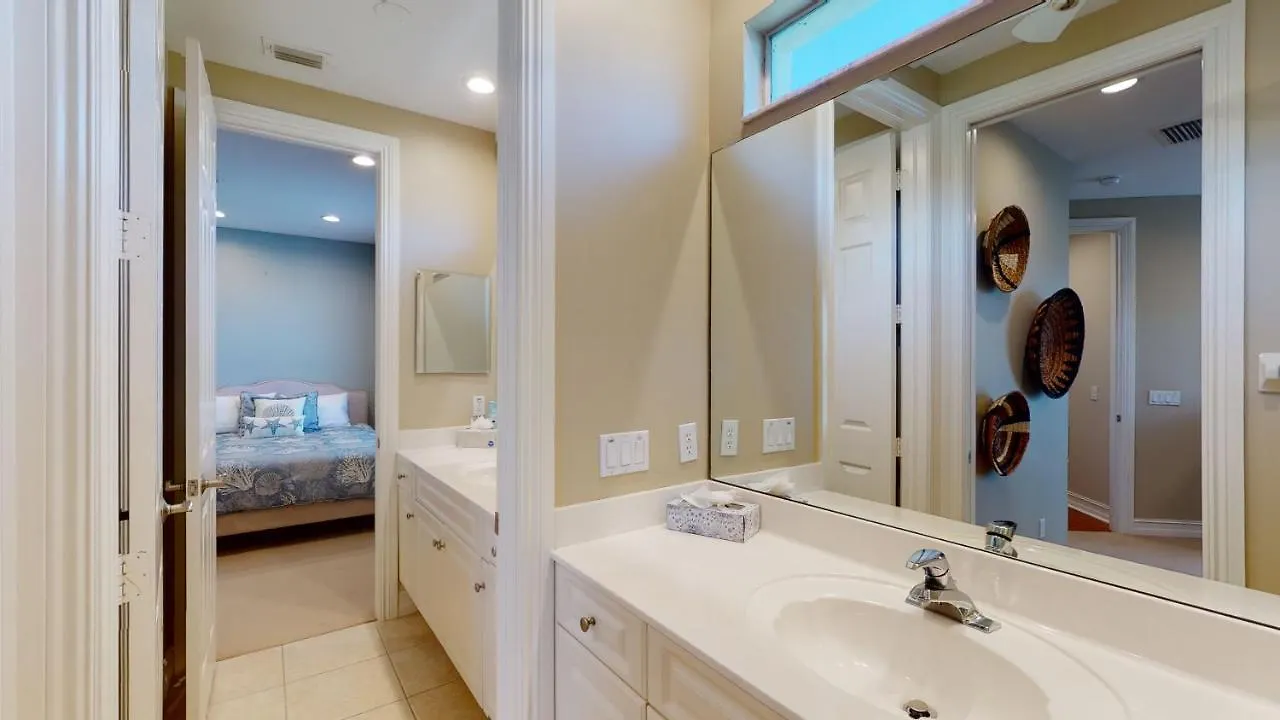 Holiday home Luxury Walkable To With Wide Water Views