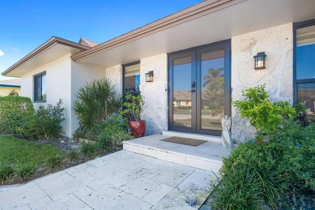 1263 Mulberry Ct * Marco Island