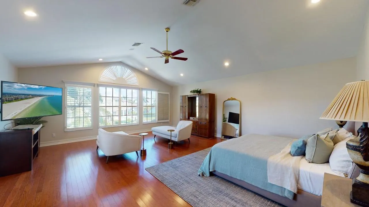 Luxury Walkable To With Wide Water Views Holiday home *
