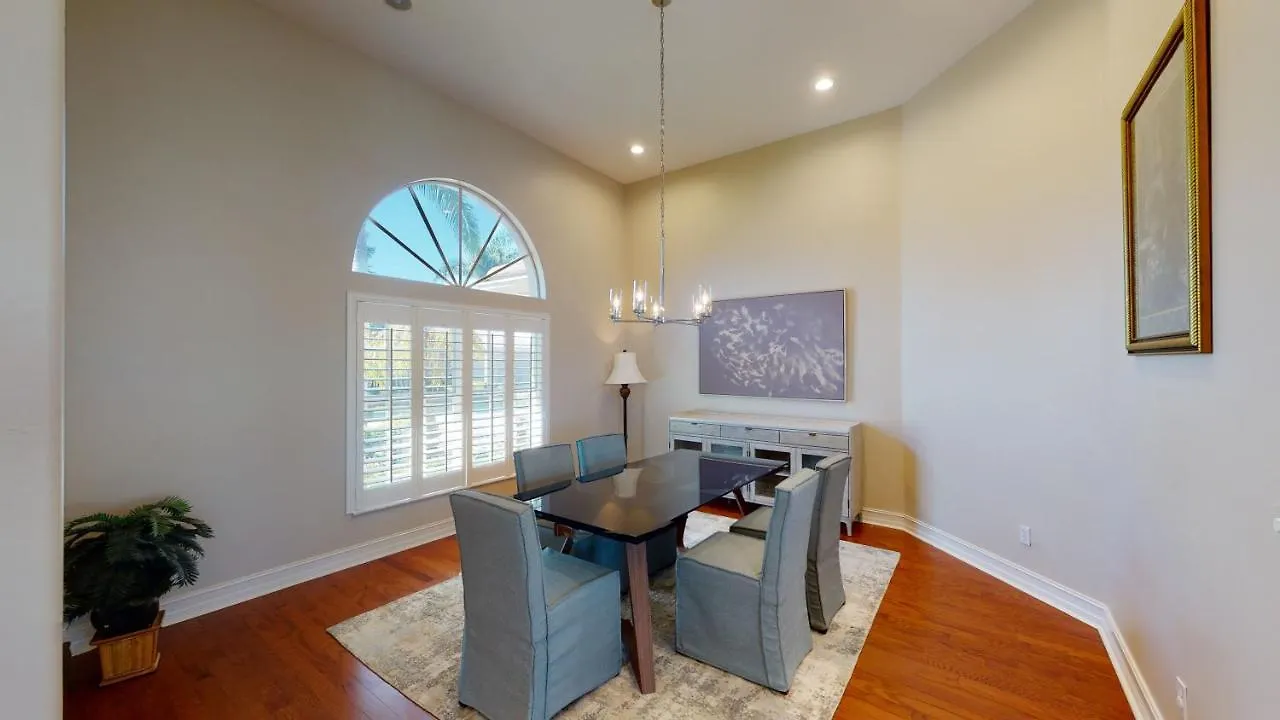 Luxury Walkable To With Wide Water Views Holiday home *