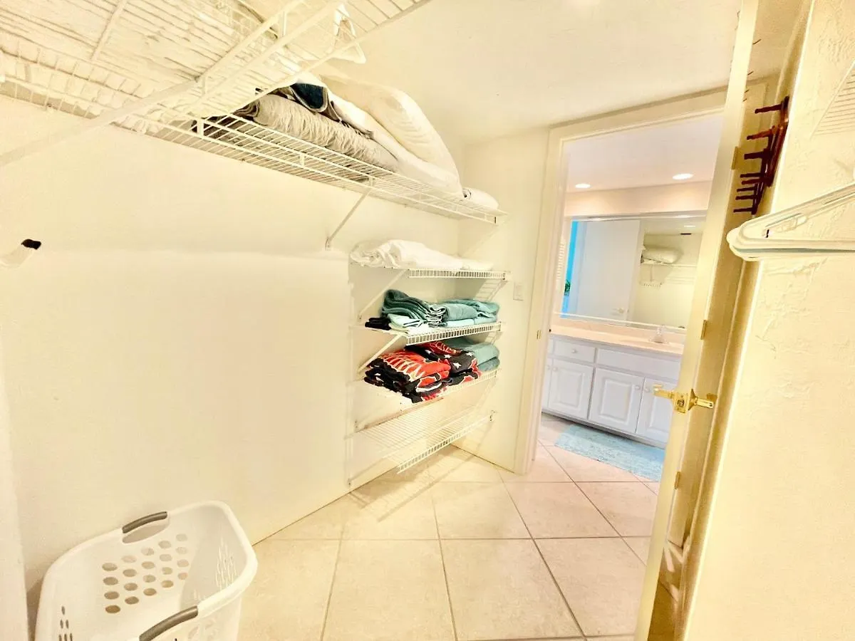 End Unit Steps From Access W/ No Crazy Prices!!! בית נופש