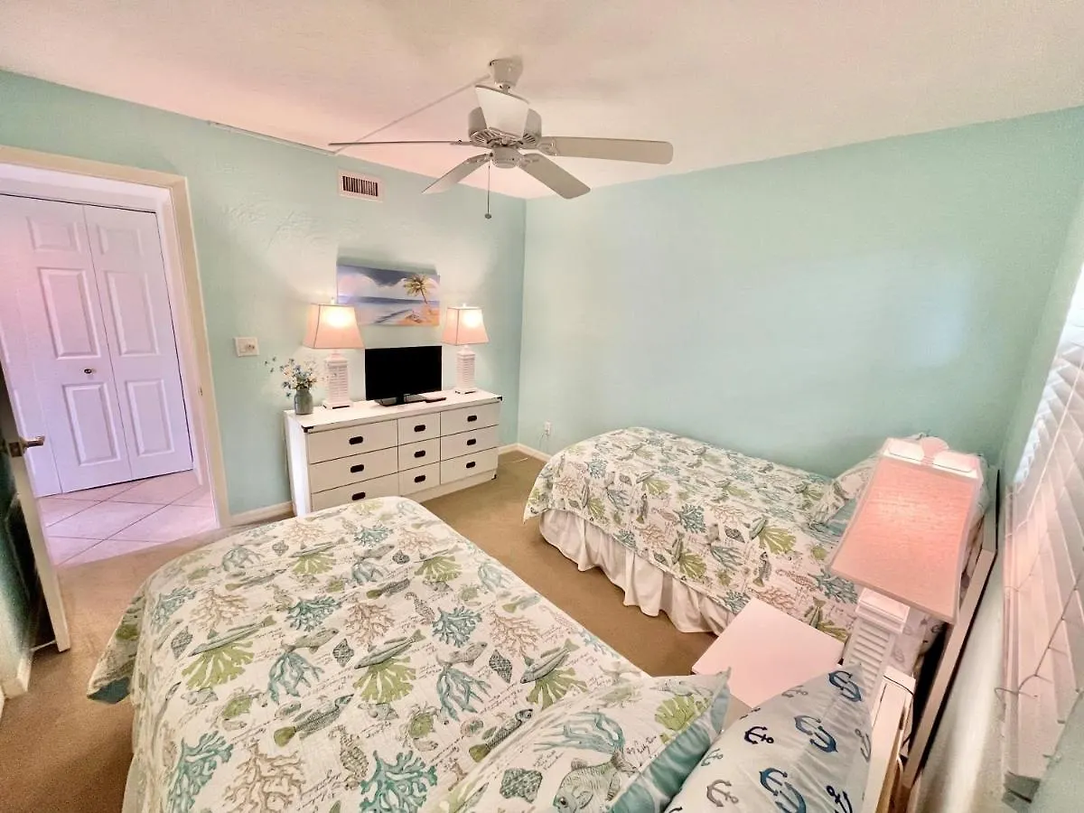 End Unit Steps From Access W/ No Crazy Prices!!! בית נופש *