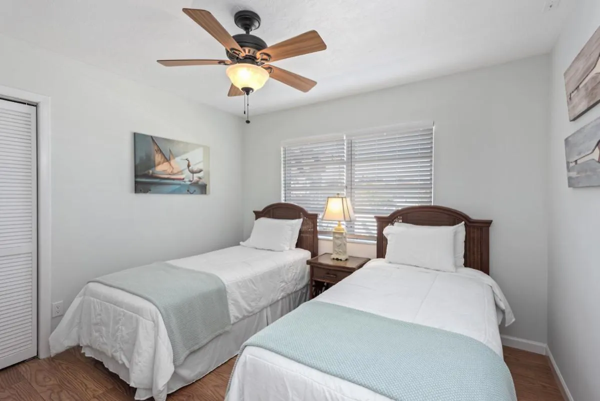 Elevated 955 - Spacious Family Riverfront 4 Bedrooms Holiday home Marco Island