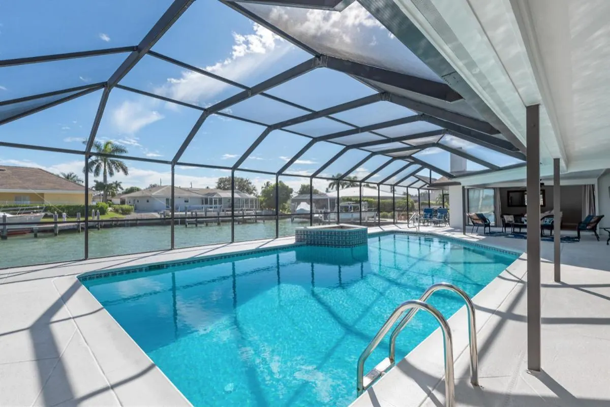 Elevated 955 - Spacious Family Riverfront 4 Bedrooms Holiday home Marco Island