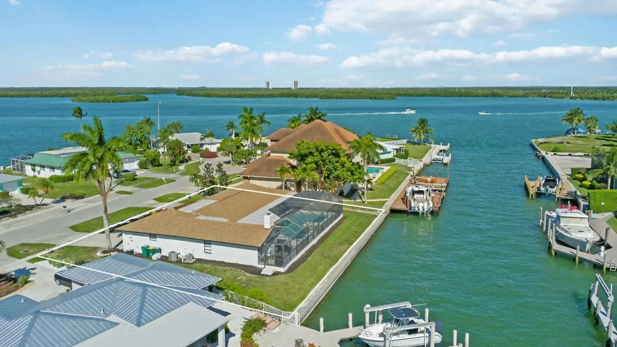 Elevated 955 - Spacious Family Riverfront 4 Bedrooms Holiday home Marco Island