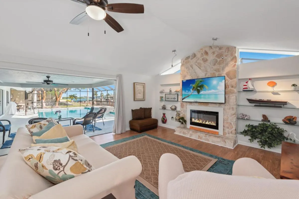 Elevated 955 - Spacious Family Riverfront 4 Bedrooms Holiday home Marco Island