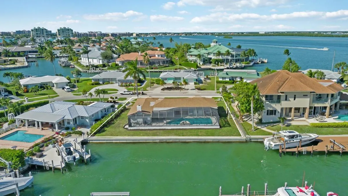 Holiday home Elevated 955 - Spacious Family Riverfront 4 Bedrooms