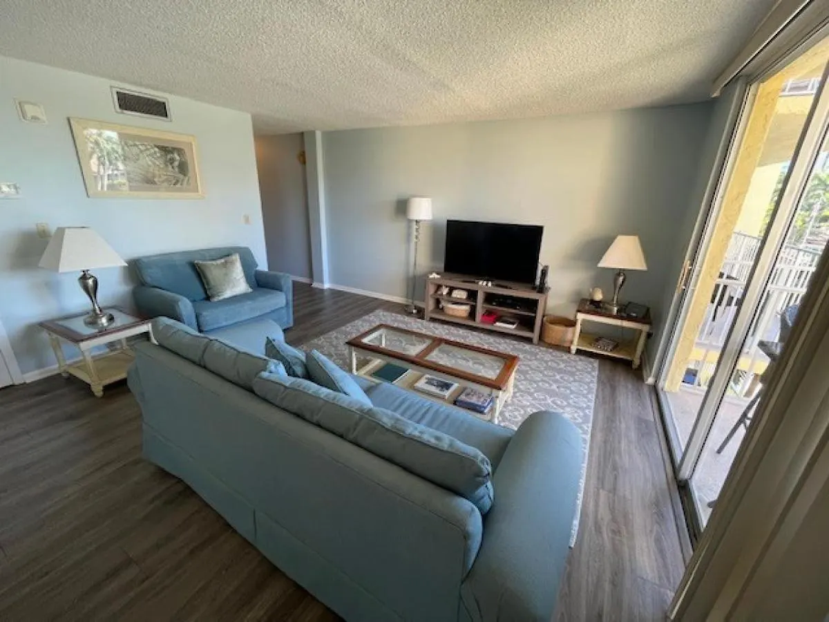 1 Bed Direct Beach Access, Close To J.w. Marriott!! *