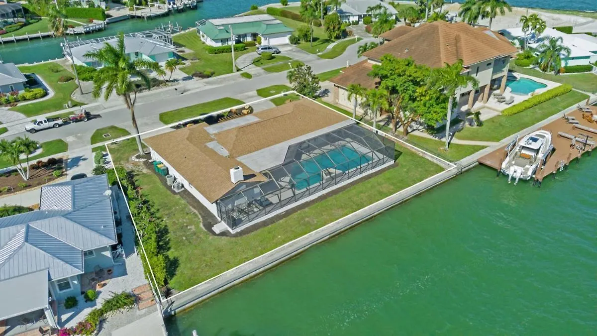 Holiday home Elevated 955 - Spacious Family Riverfront 4 Bedrooms *