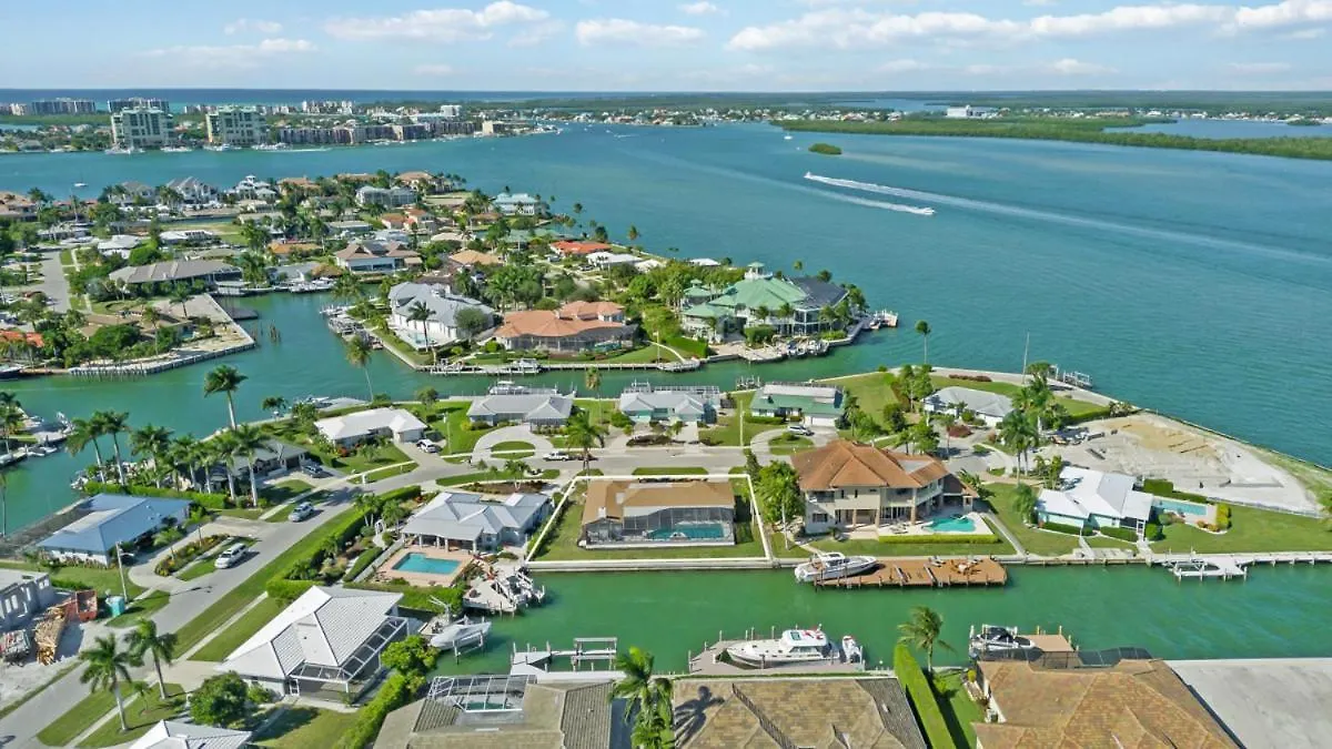Holiday home Elevated 955 - Spacious Family Riverfront 4 Bedrooms