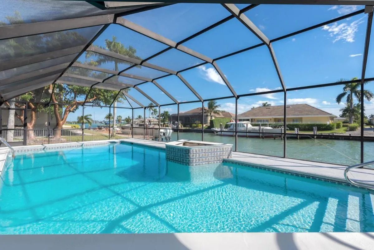 Elevated 955 - Spacious Family Riverfront 4 Bedrooms Holiday home *