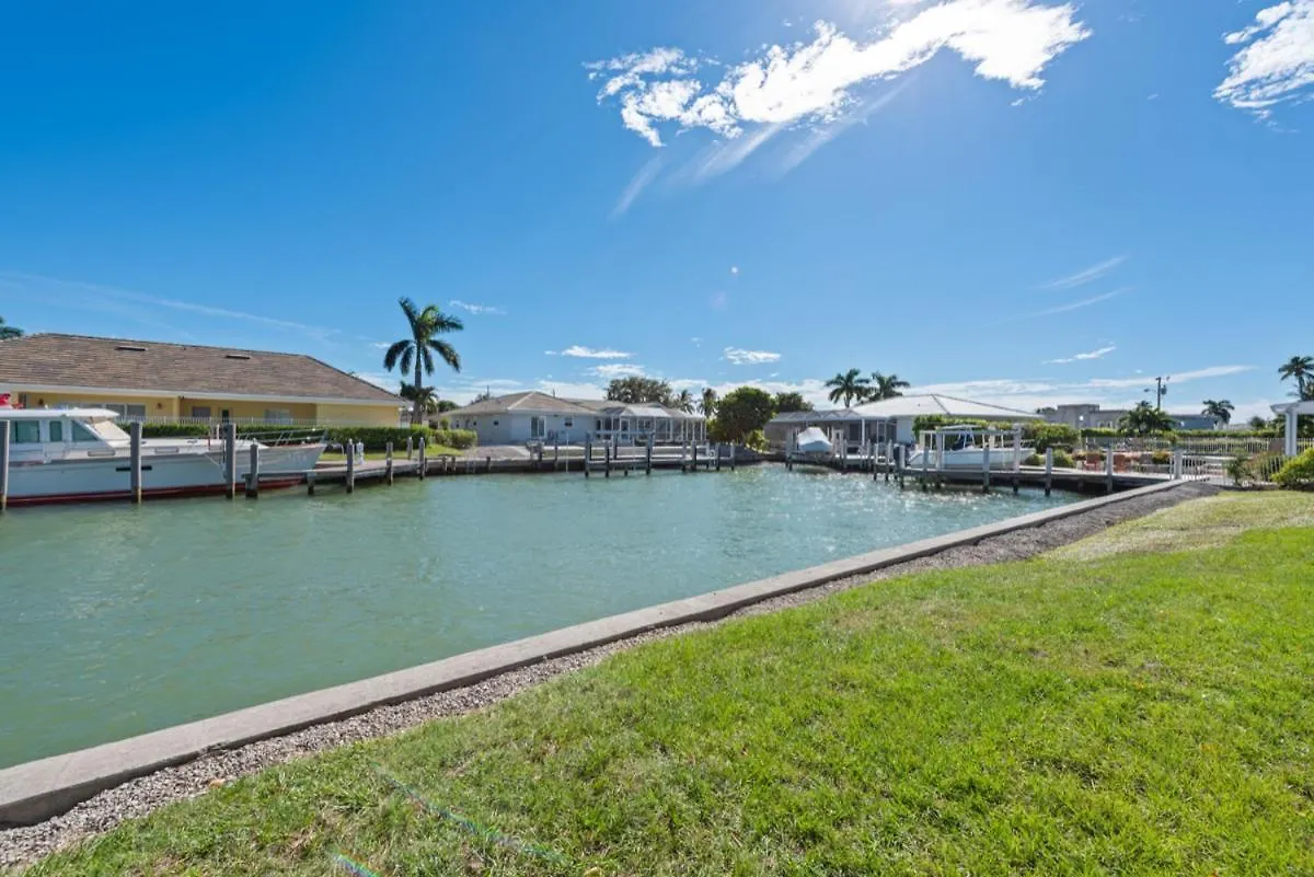 Elevated 955 - Spacious Family Riverfront 4 Bedrooms Holiday home