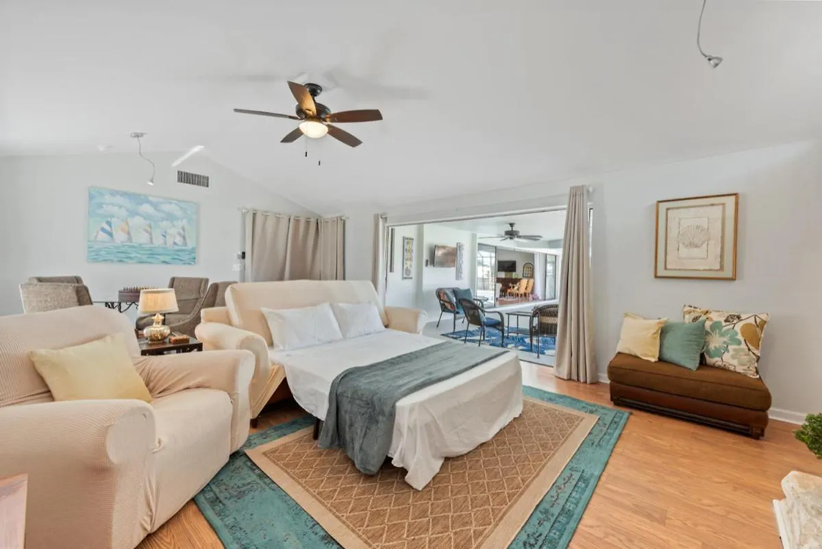 Elevated 955 - Spacious Family Riverfront 4 Bedrooms Holiday home Marco Island