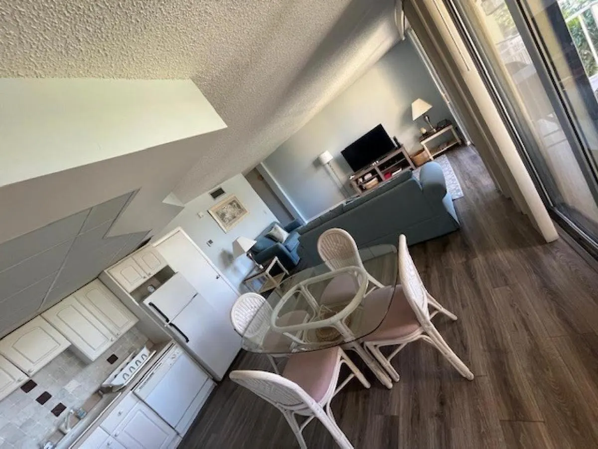 1 Bed Direct Beach Access, Close To J.w. Marriott!! Holiday home