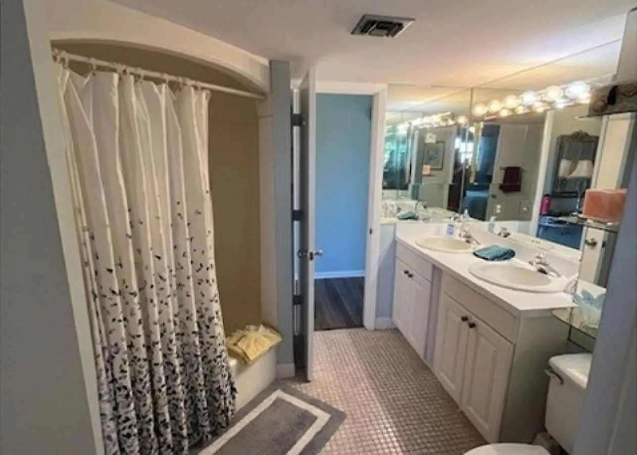 1 Bed Direct Beach Access, Close To J.w. Marriott!!