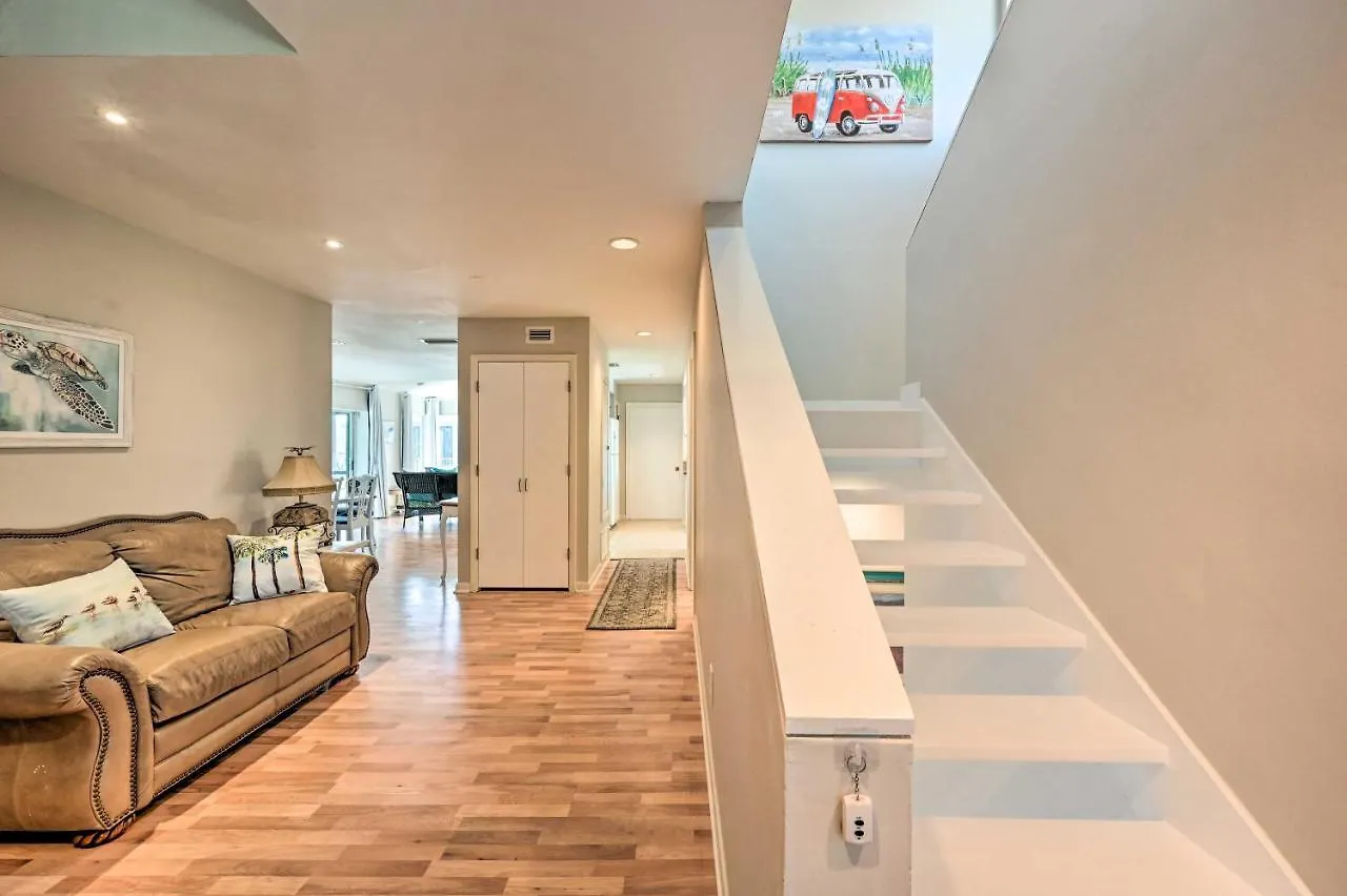 Sunny Gem With Shared Pool And Dock! Holiday home Marco Island