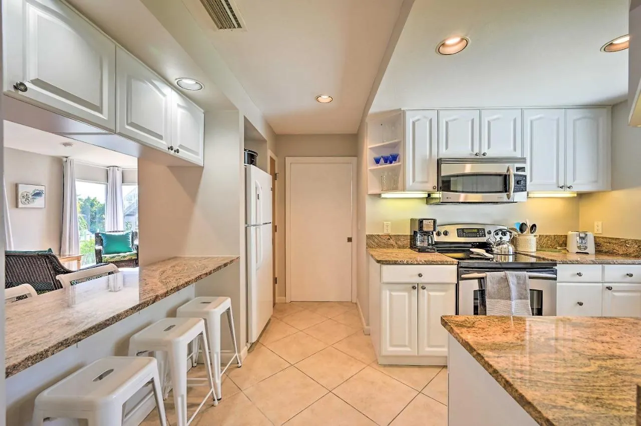 Sunny Gem With Shared Pool And Dock! Holiday home Marco Island