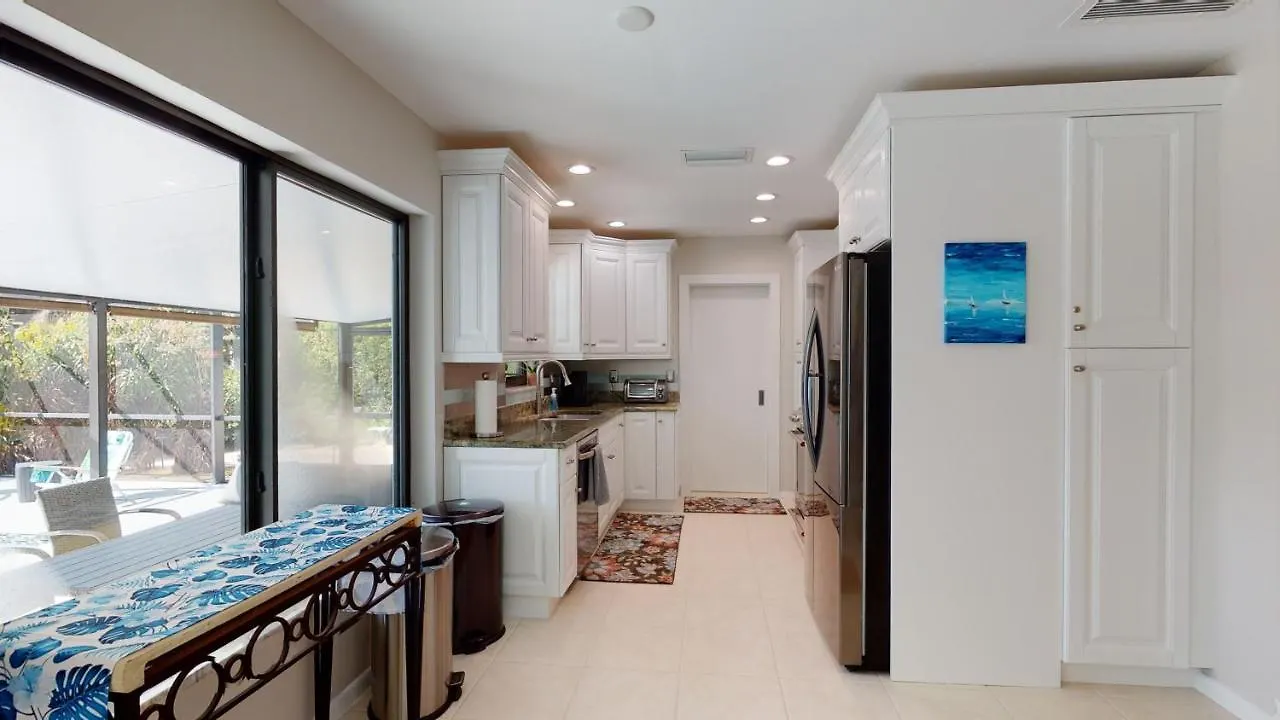 Exquisite 2 Bed Waterfront House I Minutes Away From Popular Resident's *