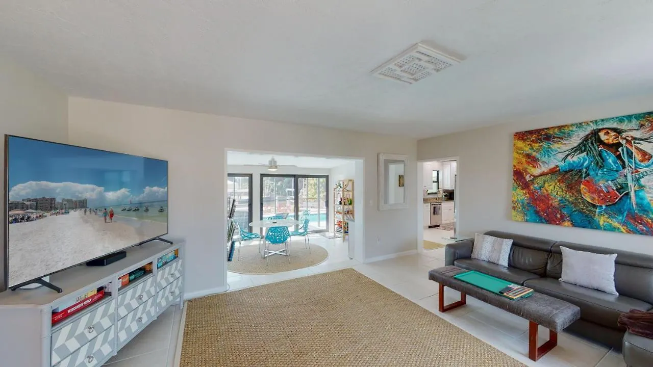 Holiday home Exquisite 2 Bed Waterfront House I Minutes Away From Popular Resident's
