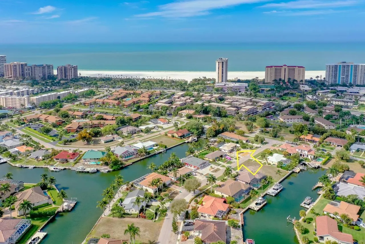 Exquisite 2 Bed Waterfront House I Minutes Away From Popular Resident's *