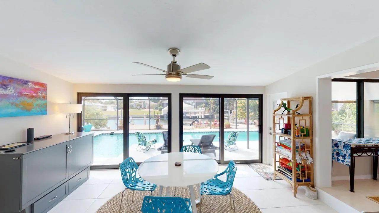 Holiday home Exquisite 2 Bed Waterfront House I Minutes Away From Popular Resident's