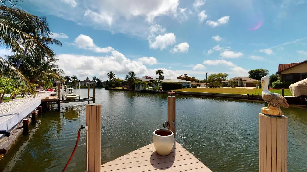 Holiday home Exquisite 2 Bed Waterfront House I Minutes Away From Popular Resident's *