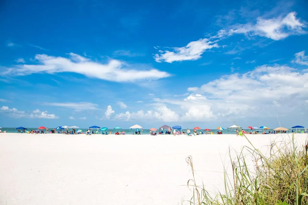 Holiday home Breathtaking Sunsets @ Beachfront Beauty, On-site Restaurant/tiki Bar *
