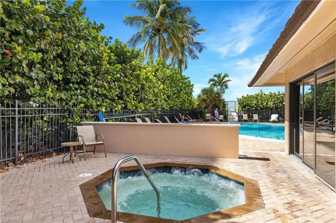 The Sea-winds I Renovated Beachfront 2 Bed 2 Bath Holiday home Marco Island