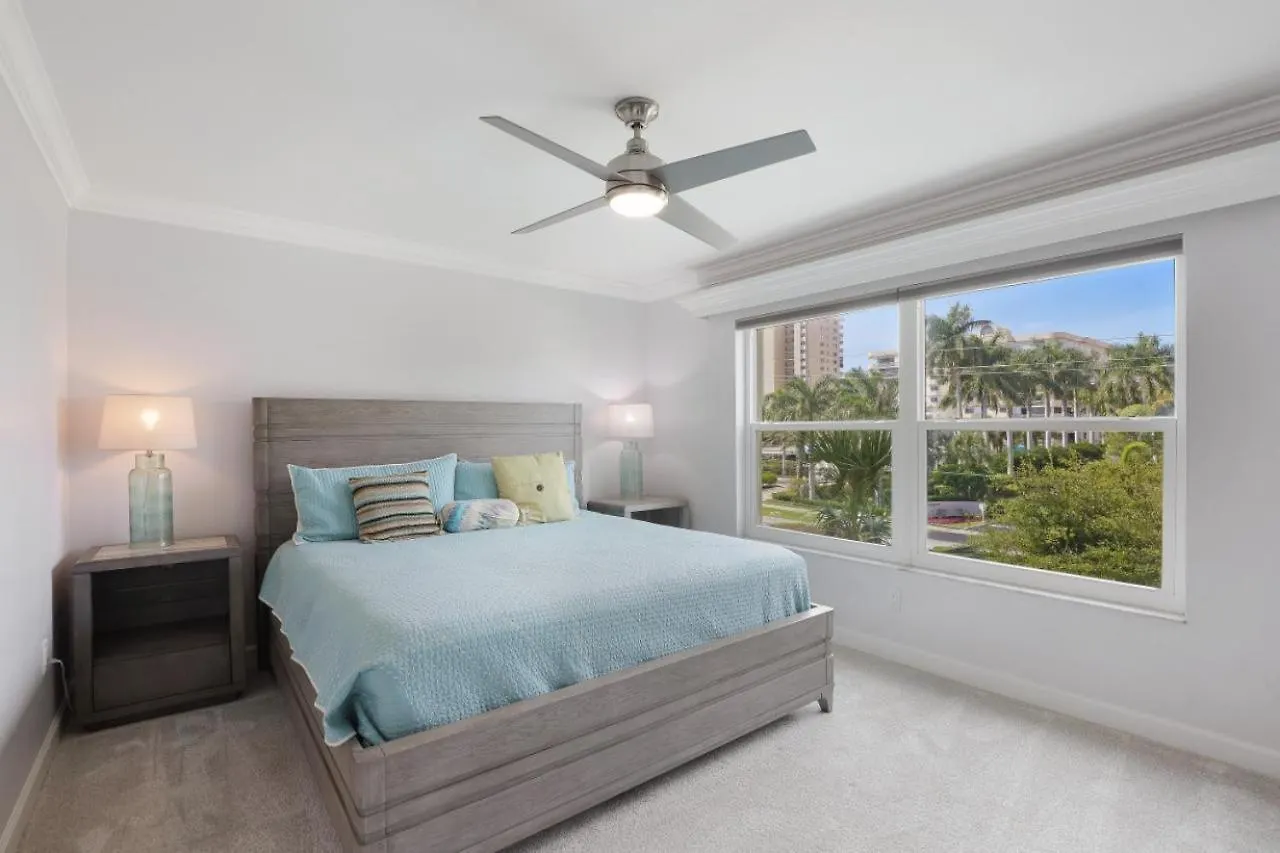 Completely Remodeled I Block Away From Free Access Holiday home