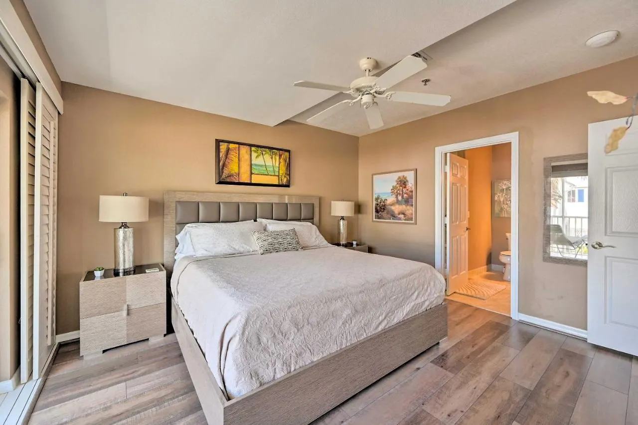 With Shared Pool And Hot Tub! Apartment Marco Island