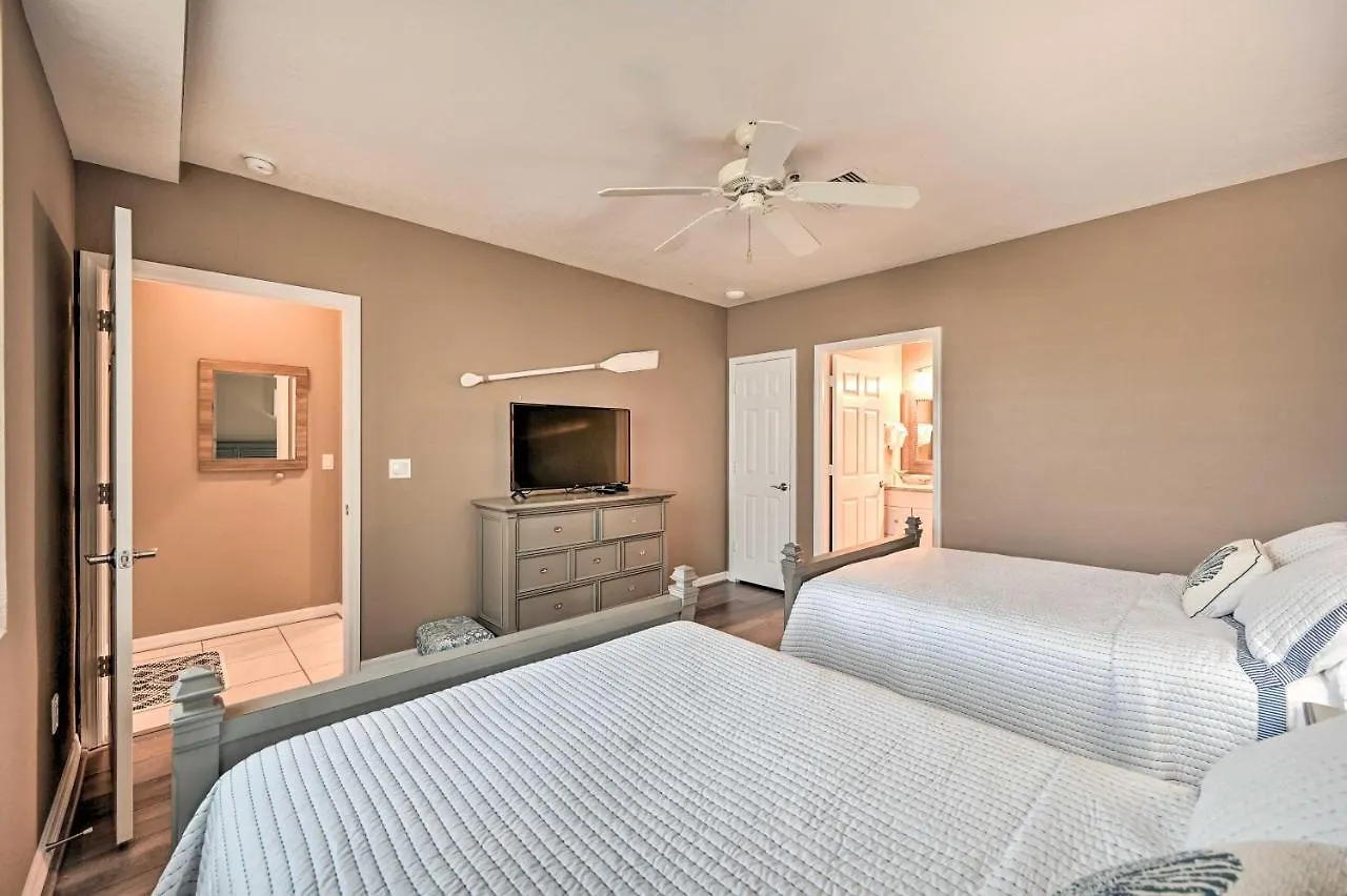 With Shared Pool And Hot Tub! *