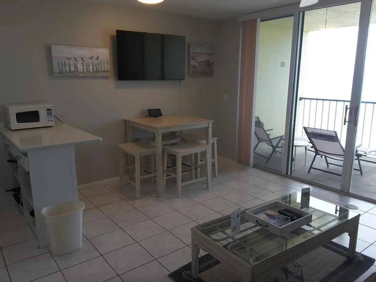 Steps Away From The Soft, White, Sandy Beaches Of Beautiful Marco Island!! Holiday home