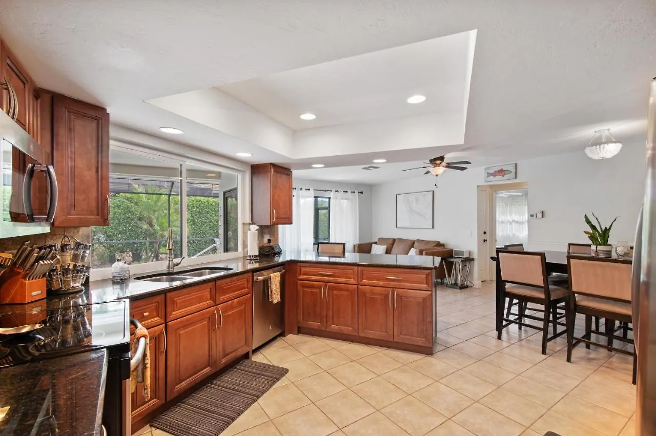 Perfect Location 5 Min Walk To Access Marco Island