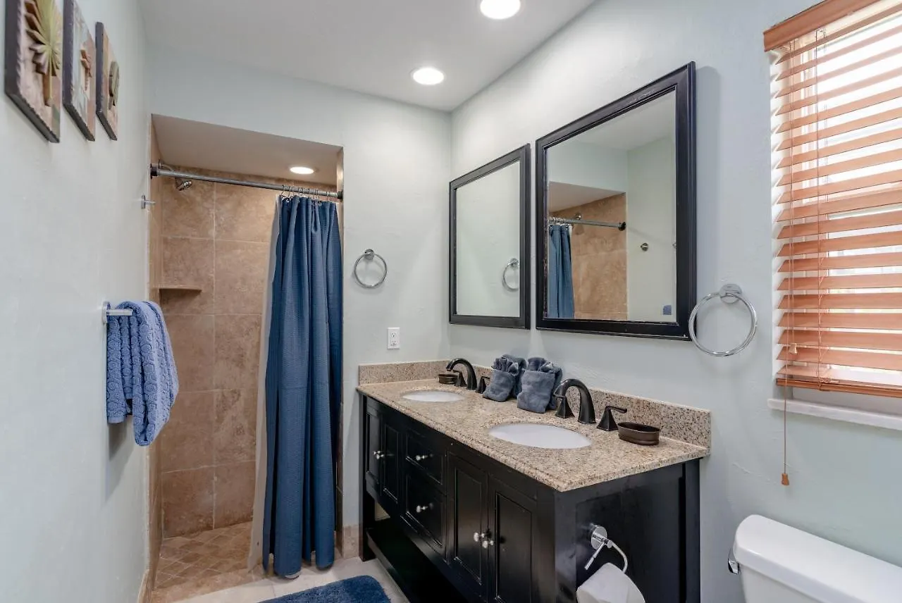 Perfect Location 5 Min Walk To Access Marco Island