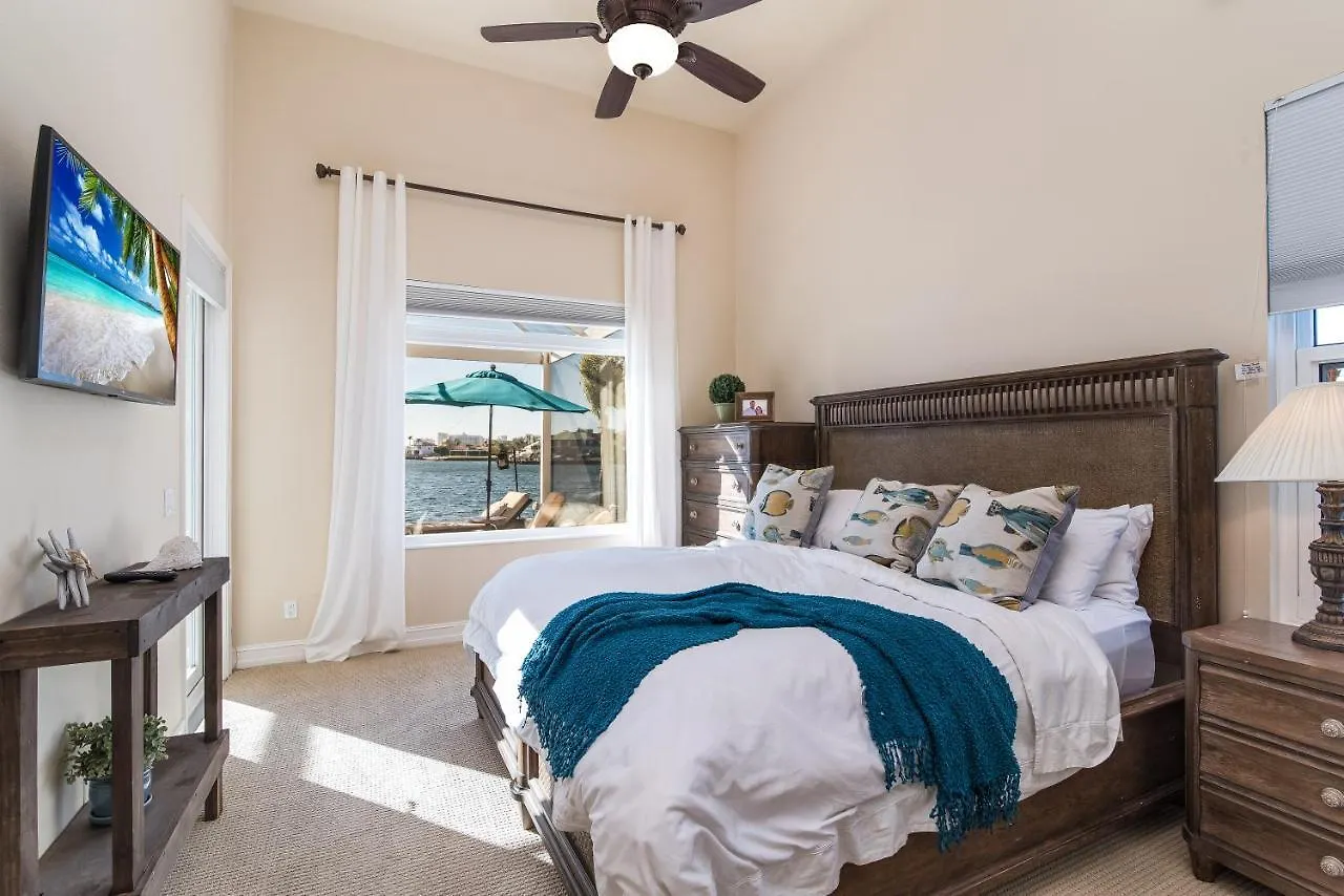 Holiday home Southern Exposure I Waterfront 5 Bed House I Wide Water Views Of Landmark Bay