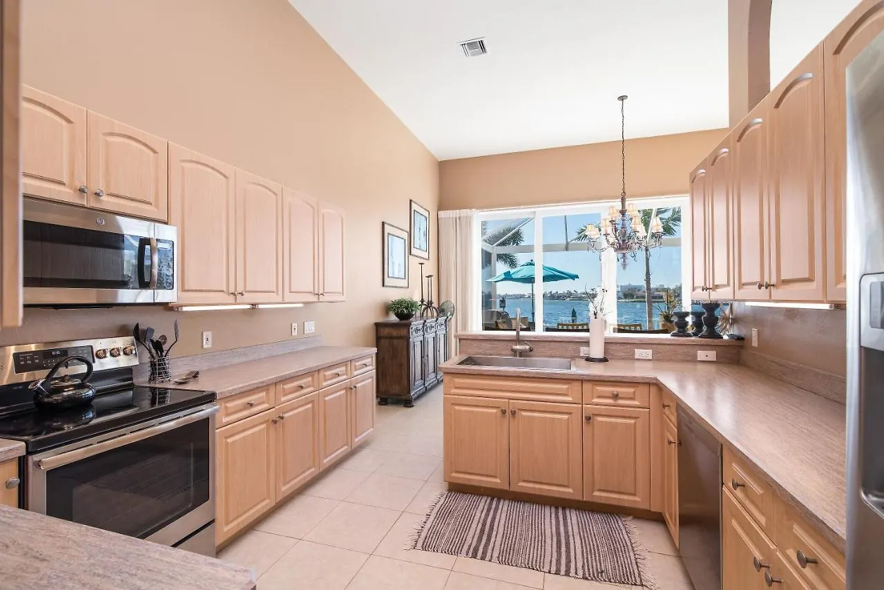 Southern Exposure I Waterfront 5 Bed House I Wide Water Views Of Landmark Bay Holiday home *