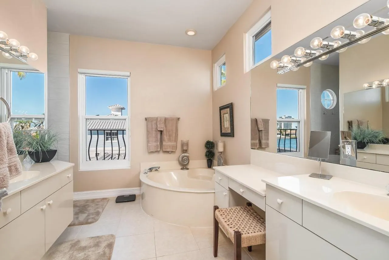 Southern Exposure I Waterfront 5 Bed House I Wide Water Views Of Landmark Bay Holiday home